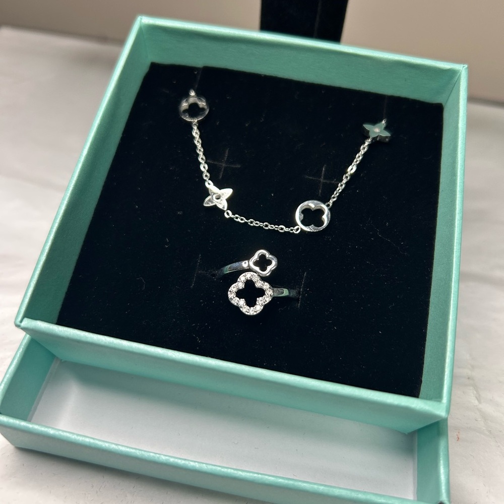 LUXY Silver Clover Ring and Necklace set